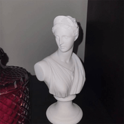 Grandeur Lady Statue Showpiece