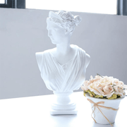 Grandeur Lady Statue Showpiece